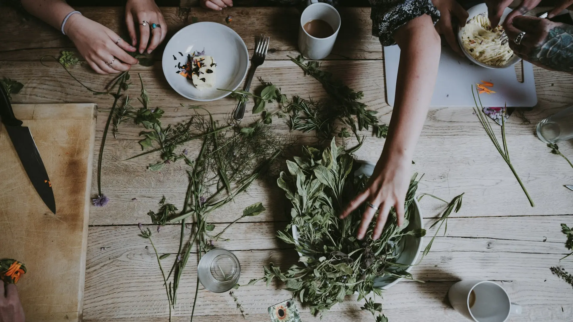 person's left arm on green leaves